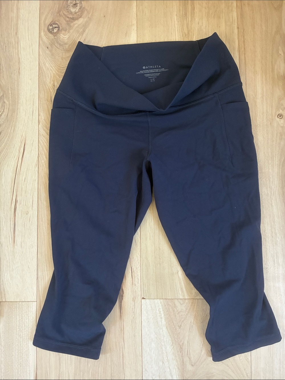 Athleta navy salutation stash pocket Capri Leggings